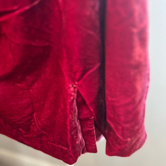 By ANTHROPOLOGIE Connie Crushed Red Velvet Mini Skirt Ruched Side Slit
NWT 16 - Picture 10 of 13